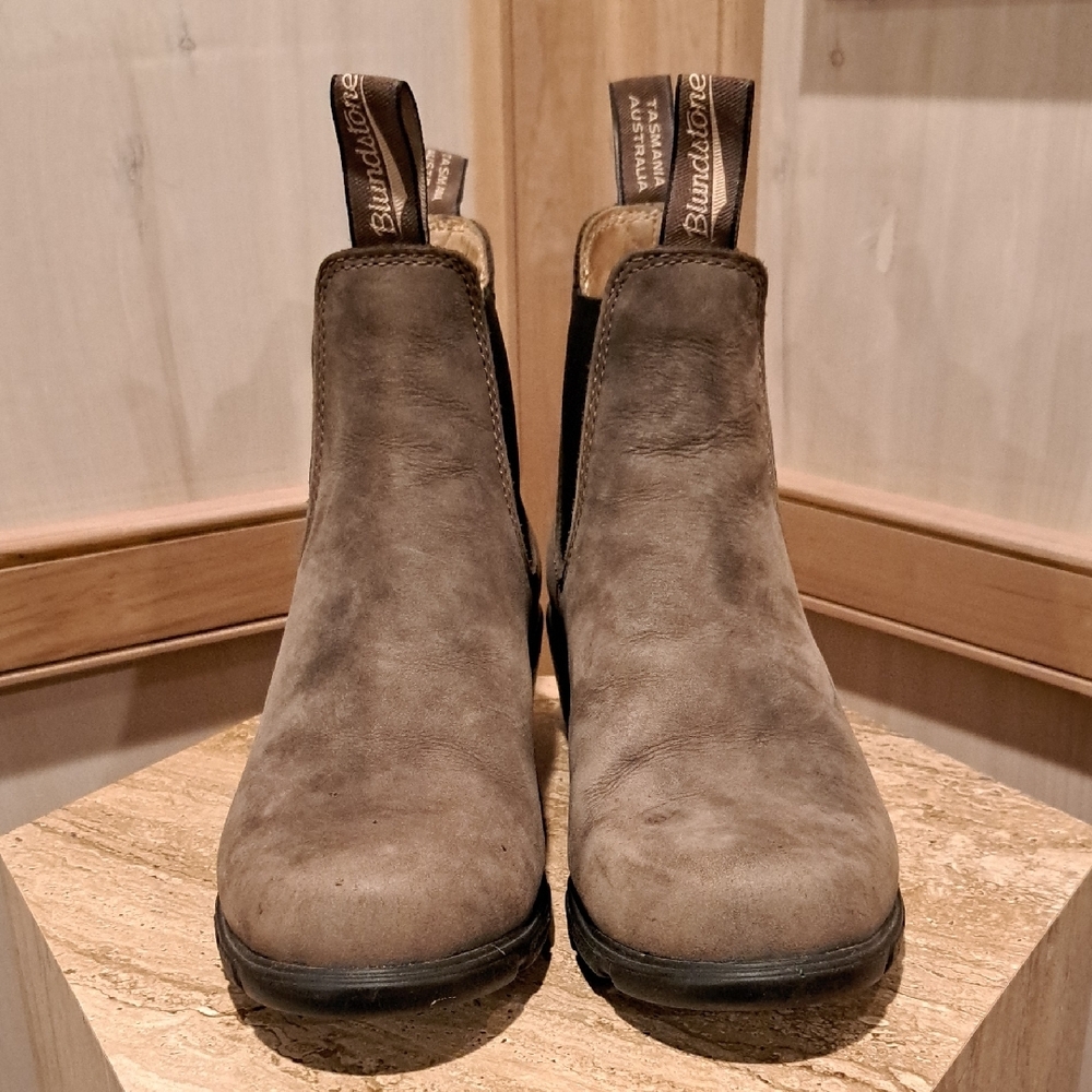 Blundstone Taupe Suede 1677 Chelsea Boots 8 - Picture 2 of 11